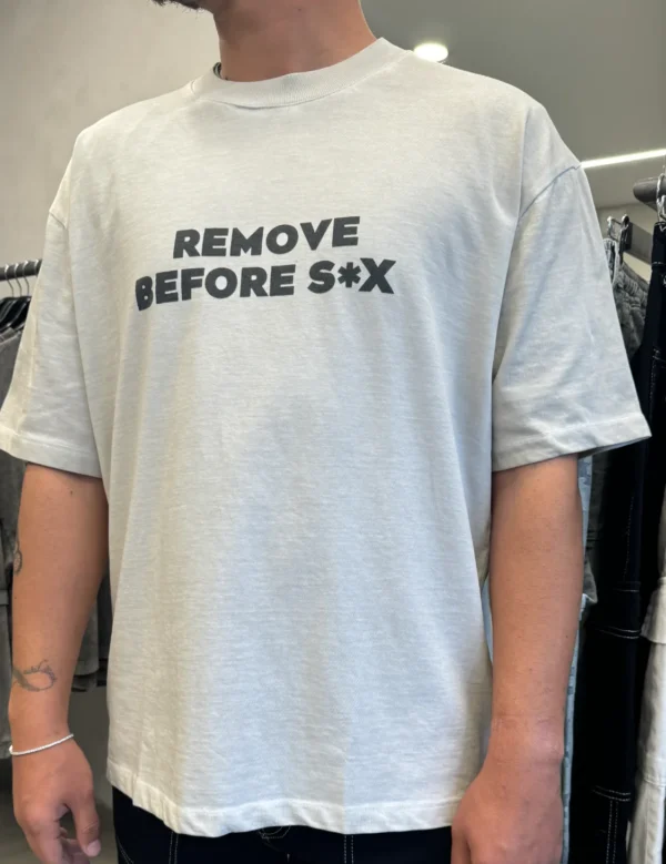 חולצת אוברסייז ׳remove before s*x'