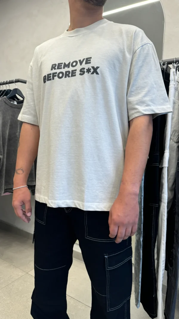 ⁦חולצת אוברסייז ׳remove before s*x'⁩ – תמונה ⁦3⁩