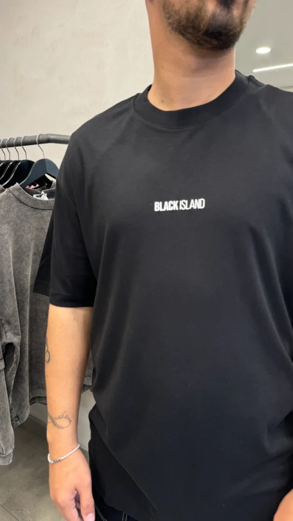 ⁦חולצות בייסיק דגם ׳BLK'⁩ – תמונה ⁦10⁩
