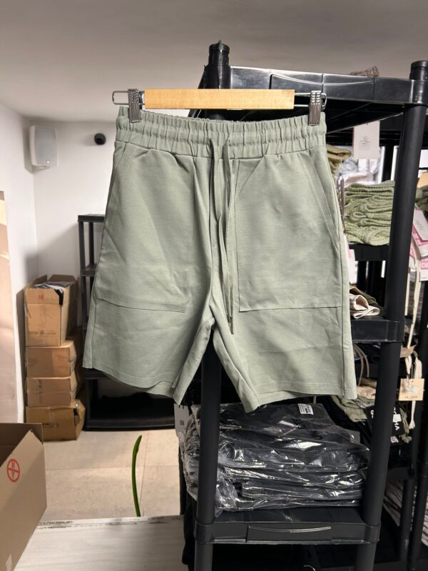 שורט בייסיק 'נטורל' OFF WHITE