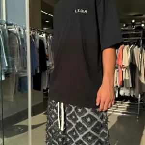 'L.T.G' חולצה קצרה אוברסייז BLACK