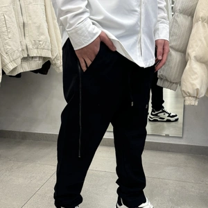 מכנס ספורט אלגנט ריצ'רץ' 'זיפר' BLACK